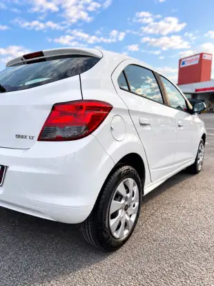 CHEVROLET-ONIX-2016