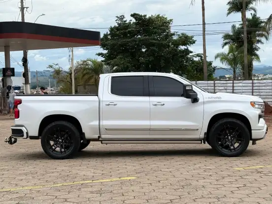 CHEVROLET-SILVERADO-5.3 V8 GASOLINA 1500 HIGH COUNTRY 4X4 AUTOMÁTICO CHEVROLET-SILVERADO-2024