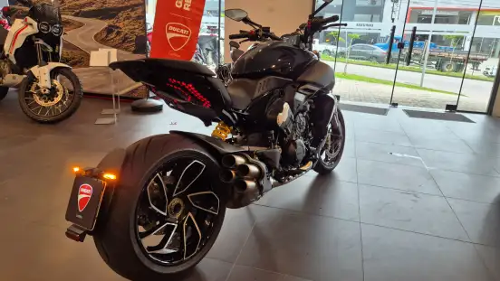 DUCATI-DIAVEL V4-2025
