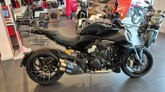 DUCATI-DIAVEL V4-2025