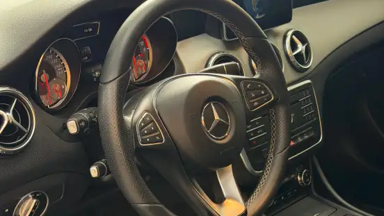 MERCEDES-BENZ-GLA 200-2016