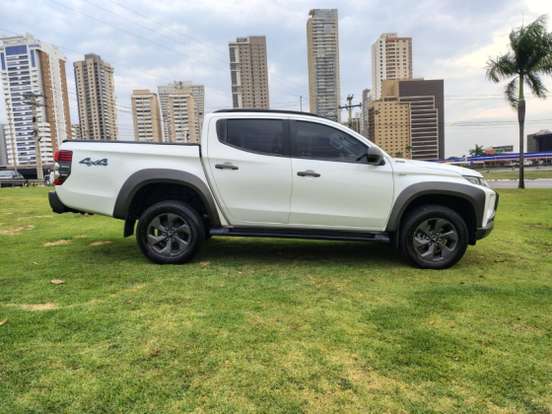 MITSUBISHI-L200 TRITON-2.4 16V TURBO DIESEL OUTDOOR GLS CD 4X4 AUTOMÁTICO MITSUBISHI-L200 TRITON-2024