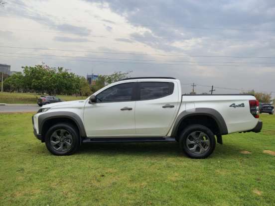 MITSUBISHI-L200 TRITON-2.4 16V TURBO DIESEL OUTDOOR GLS CD 4X4 AUTOMÁTICO MITSUBISHI-L200 TRITON-2024