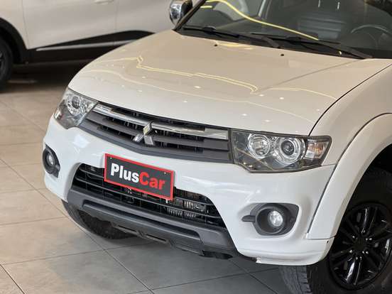 MITSUBISHI-L200 TRITON-3.5 HPE 4X4 CD V6 24V FLEX 4P AUTOMÁTICO MITSUBISHI-L200 TRITON-2014