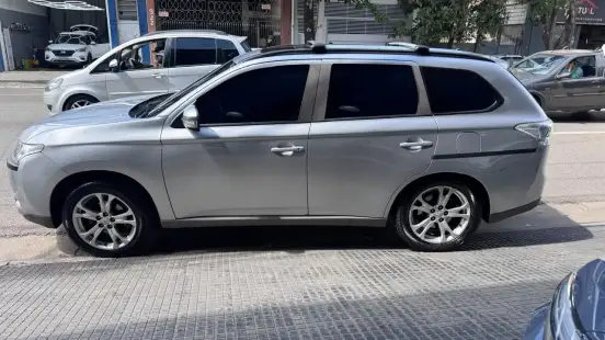 MITSUBISHI-OUTLANDER-2013