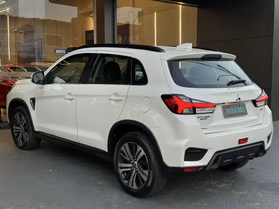 MITSUBISHI-OUTLANDER-2021
