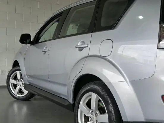 MITSUBISHI-OUTLANDER-2009