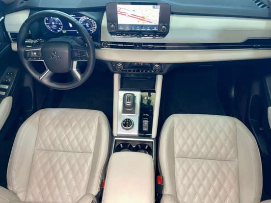 MITSUBISHI-OUTLANDER-2025