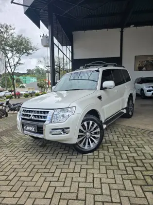 MITSUBISHI PAJERO 3.2 HPE 4X4 7 LUGARES 16V TURBO INTERCOOLER DIESEL 4P AUTOMÁTICO