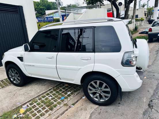 MITSUBISHI-PAJERO TR4-2.0 4X2 16V 140CV FLEX 4P AUTOMÁTICO MITSUBISHI-PAJERO TR4-2013