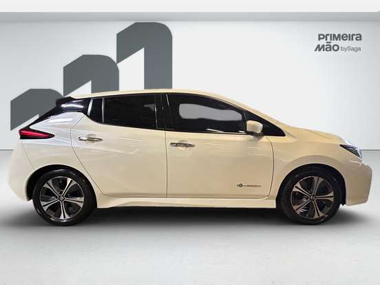 NISSAN-LEAF-2021