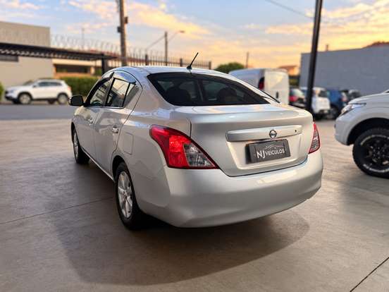 NISSAN-VERSA-2012