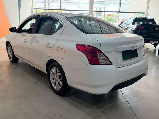 NISSAN-VERSA-2019