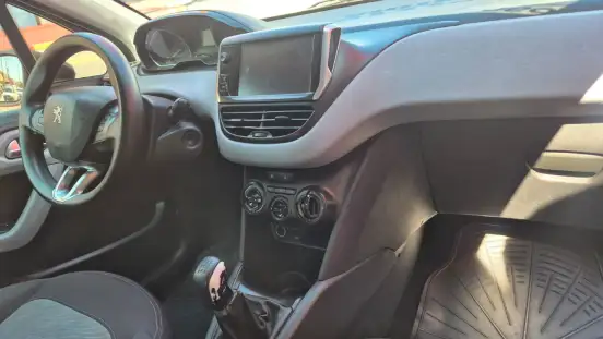 PEUGEOT-208-2015