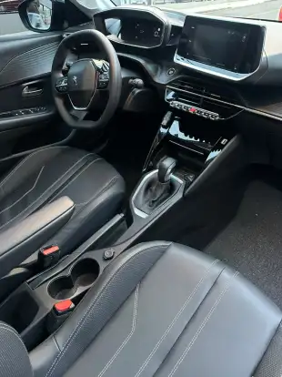 PEUGEOT-208-2021