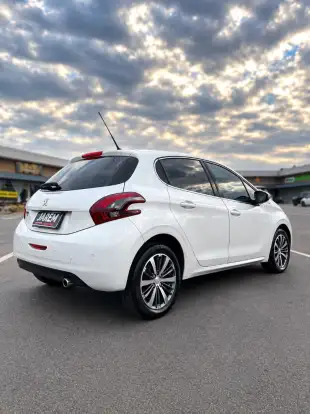 PEUGEOT-208-2017