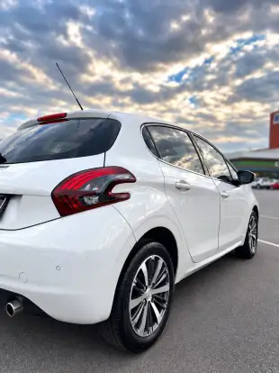 PEUGEOT-208-2017