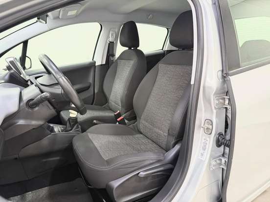PEUGEOT-208-2018