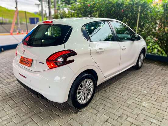 PEUGEOT-208-2016