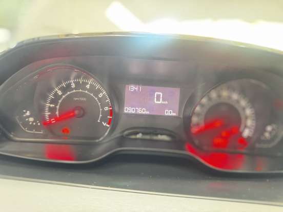 PEUGEOT-208-2013