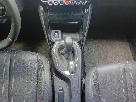 PEUGEOT-208-2021