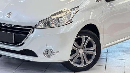 PEUGEOT-208-2015