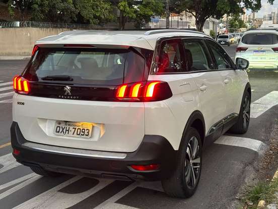 PEUGEOT-5008-2018