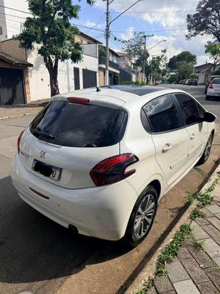 PEUGEOT-208-2019