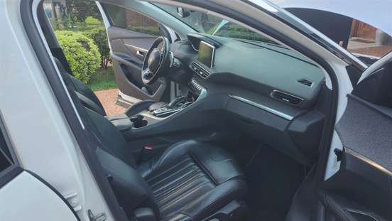 PEUGEOT-3008-2017