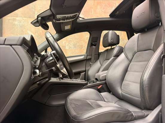 PORSCHE-MACAN-2016