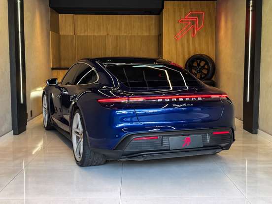 PORSCHE-TAYCAN-2020