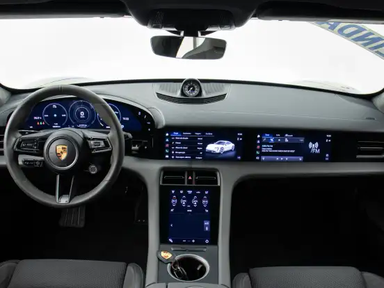 PORSCHE-TAYCAN-2021