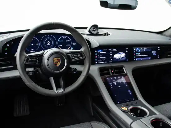 PORSCHE-TAYCAN-2021