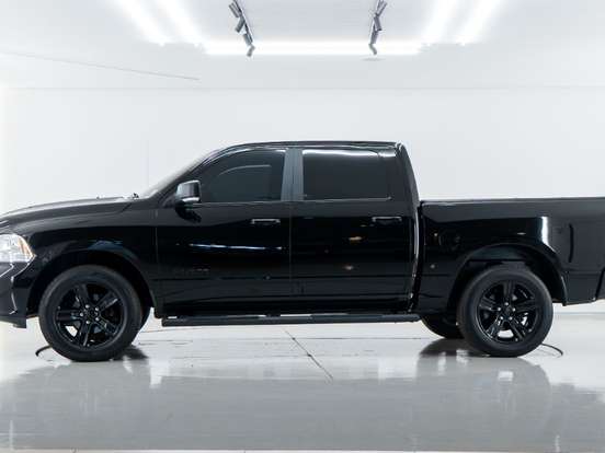 RAM-CLASSIC-5.7 V8 GASOLINA LARAMIE NIGHT EDITION CD 4X4 AUTOMÁTICO RAM-CLASSIC-2023