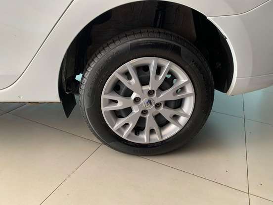 RENAULT-LOGAN-2021