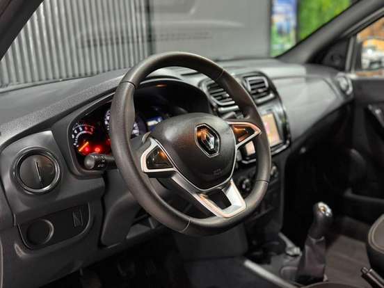 RENAULT-LOGAN-2022