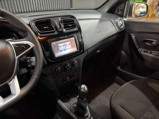 RENAULT-LOGAN-2022