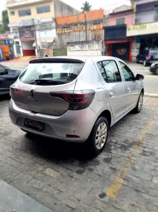 RENAULT-SANDERO-2022