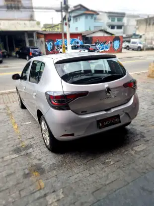 RENAULT-SANDERO-2022