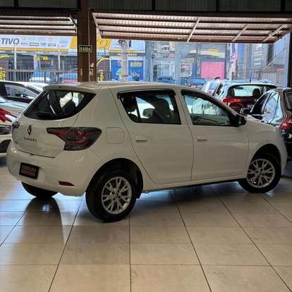 RENAULT-SANDERO-2022