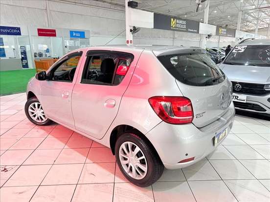 RENAULT-SANDERO-2019