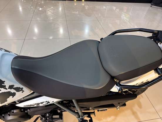 ROYAL ENFIELD-HIMALAYAN 450 KAMET WHITE-2026