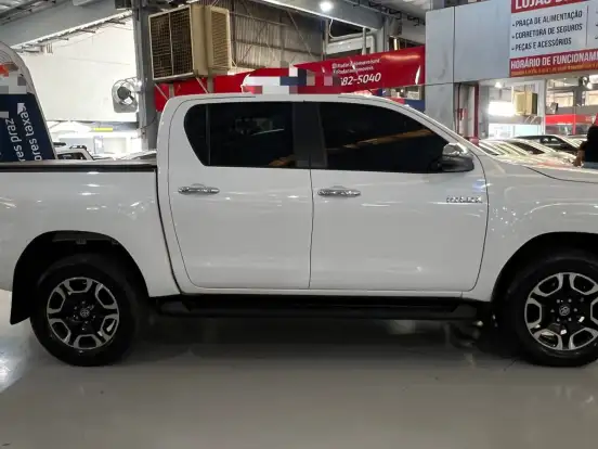 TOYOTA-HILUX-2.8 D-4D TURBO DIESEL CD SRV 4X4 AUTOMÁTICO TOYOTA-HILUX-2022