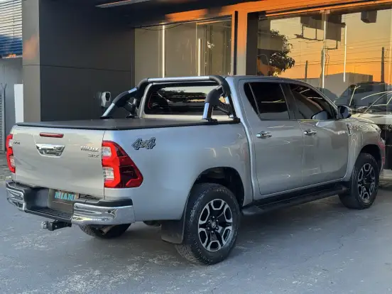 TOYOTA-HILUX-2021