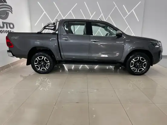 TOYOTA-HILUX-2.8 D-4D TURBO DIESEL CD SRX 4X4 AUTOMÁTICO TOYOTA-HILUX-2021