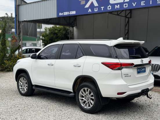 TOYOTA-HILUX-2021