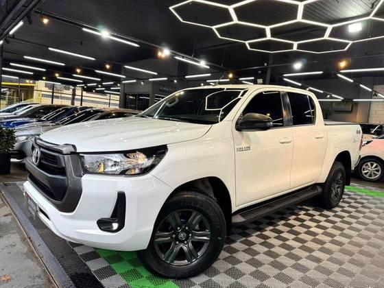 TOYOTA HILUX 2.8 D-4D TURBO DIESEL CD CONQUEST 4X4 AUTOMÁTICO