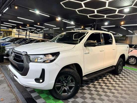 TOYOTA-HILUX-2023