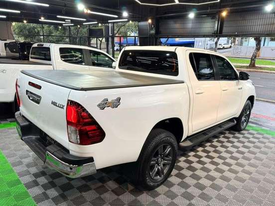 TOYOTA-HILUX-2023