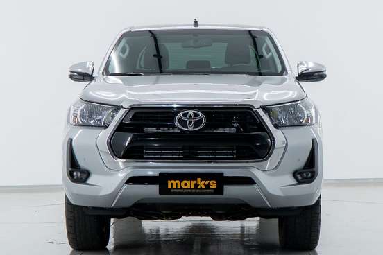 TOYOTA-HILUX-2.8 D-4D TURBO DIESEL CD SRV 4X4 AUTOMÁTICO TOYOTA-HILUX-2023